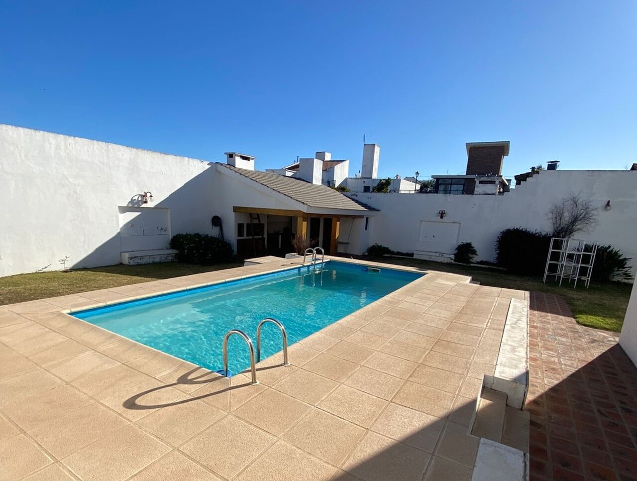 Casa en Venta Urca 3 Dorm. + hab servicio en PB + Escritorio + Quincho + pileta - foto 2