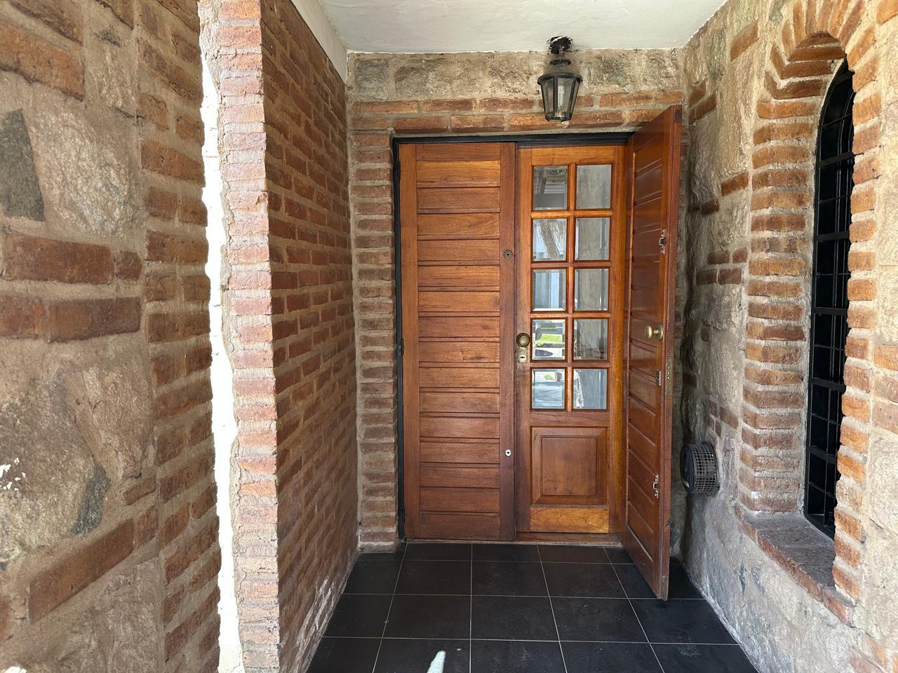 Venta de casa en urca. 4 dormitorios. Dependencia de servicio. Pileta. Apto crédito. - foto 2