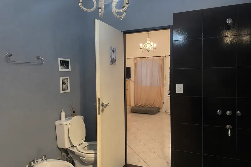 Baño elegante con entrada a dormitorio.png