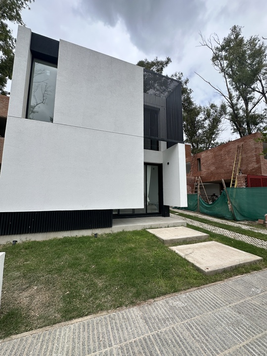 VENDO CASA EN NUEVO MALAGUEÑO. 3 DORMITORIOS. SEGURIDAD. ESCRITURA. GAS NATURAL
