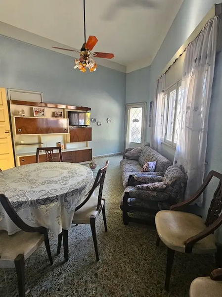 FOTO SIN OBJETOS SOBRE LA MESA DE CHASCOMUS 5395.png