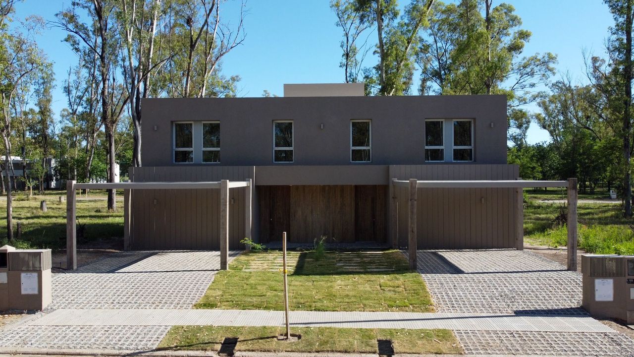 DUPLEX DE CATEGORIA EN NUEVO MALAGUEÑO- 3 DORMITORIOS - 3 BAÑOS - CASAS ALMA