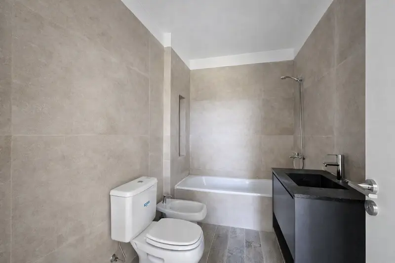 Baño moderno con acabados sofisticados.png