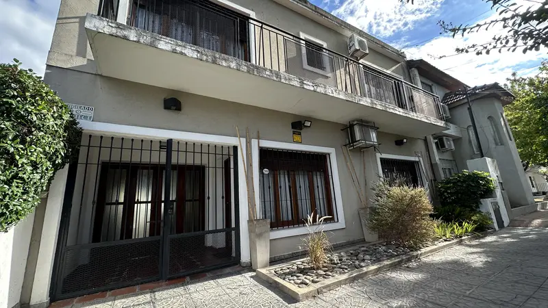 Casa en venta · Castelar, Morón, GBA Oeste, Provincia de Buenos Aires Casa en venta · Castelar, Morón, GBA Oeste, Provincia de Buenos Aires