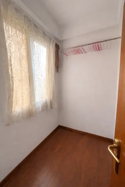 Sala de almacenamiento vacía y luminosa.png