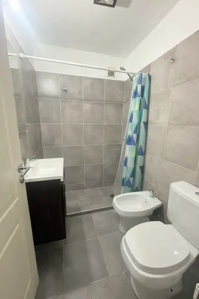 Baño moderno y minimalista.png