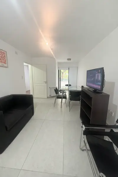 Sala moderna con detalles neutros.png