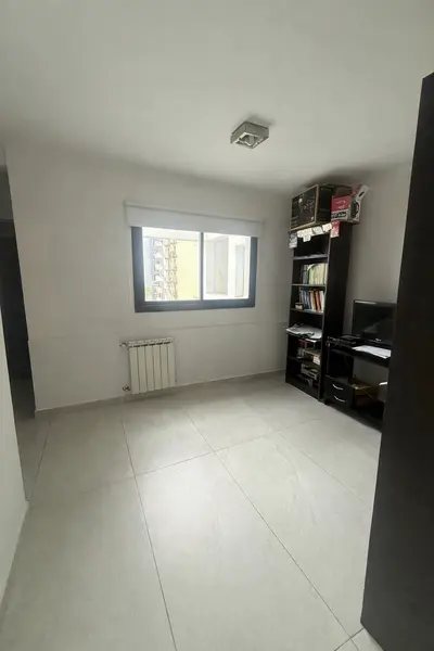 Sala minimalista con luz natural.png