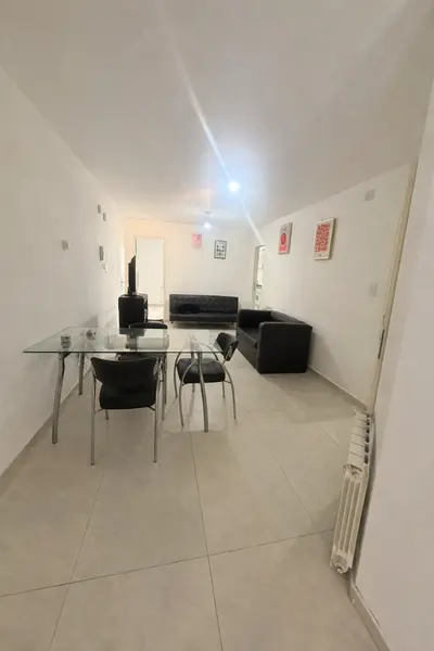 Sala minimalista en tonos neutros.png
