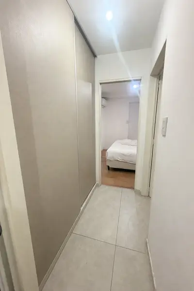 Pasillo hacia el dormitorio iluminado.png