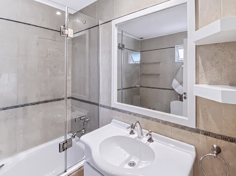 Main Bathroom 1-2.jpg