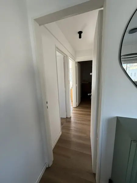 pasillo hacia las habitaciones desde el living.webp