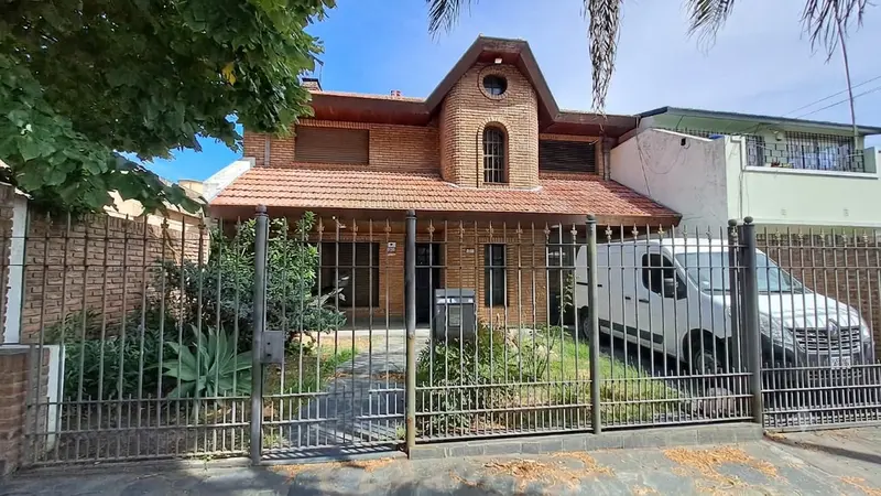 Casa en venta · Castelar, Morón, GBA Oeste, Provincia de Buenos Aires Casa en venta · Castelar, Morón, GBA Oeste, Provincia de Buenos Aires