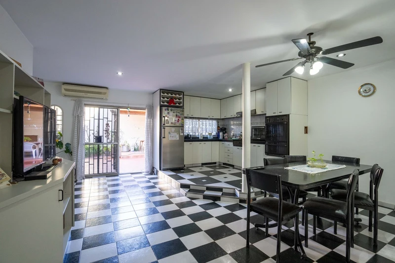 Casa en venta · Caseros, Tres de Febrero, GBA Oeste, Provincia de Buenos Aires Casa en venta · Caseros, Tres de Febrero, GBA Oeste, Provincia de Buenos Aires