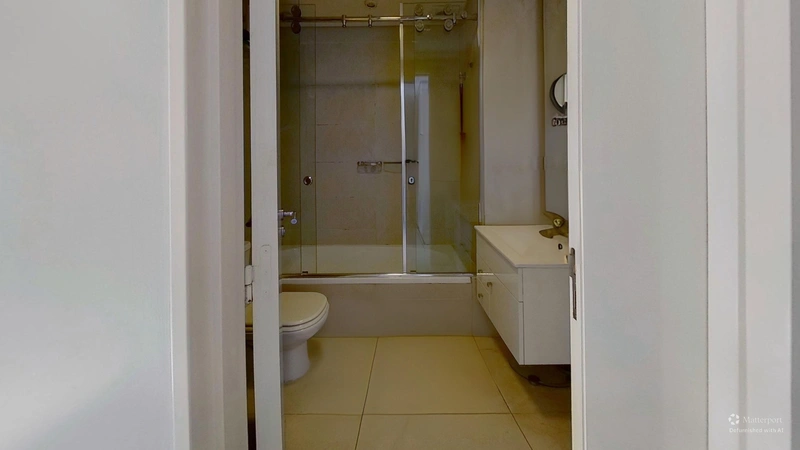 Bathroom-Defurnished (2).jpg