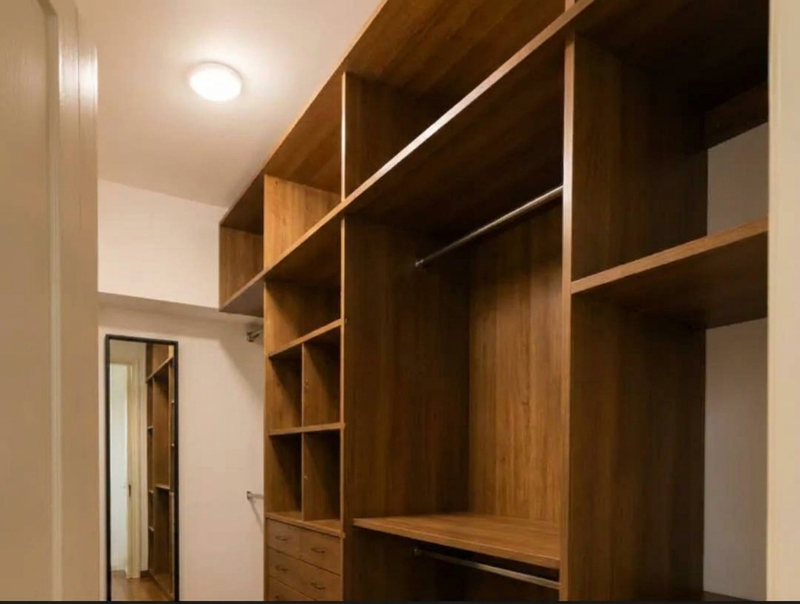 vestidor vacio.jpeg