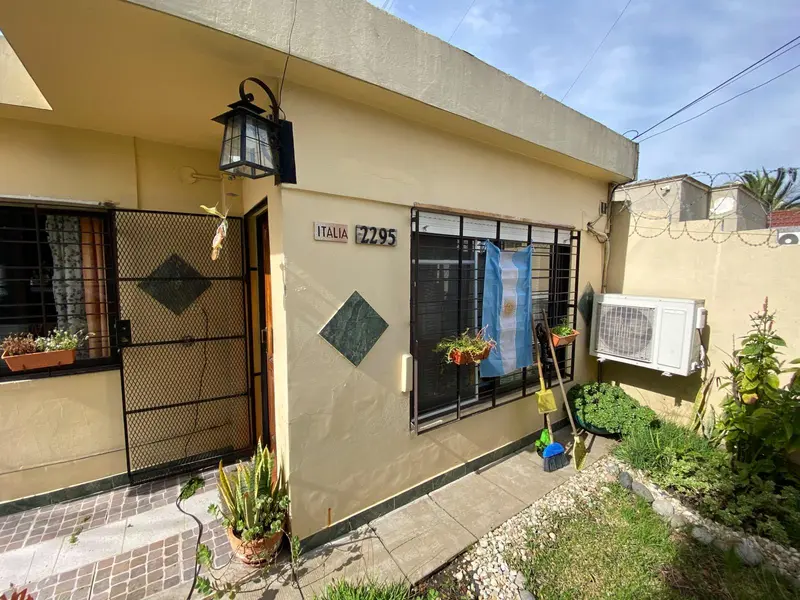 Casa en venta · Castelar, Morón, GBA Oeste, Provincia de Buenos Aires Casa en venta · Castelar, Morón, GBA Oeste, Provincia de Buenos Aires