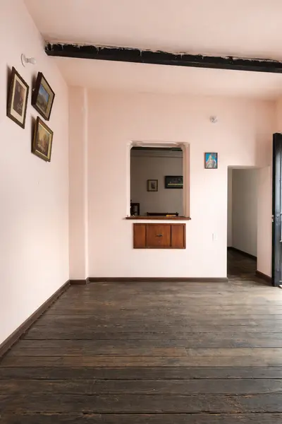 Habitación con tonos suaves y madera buena.png