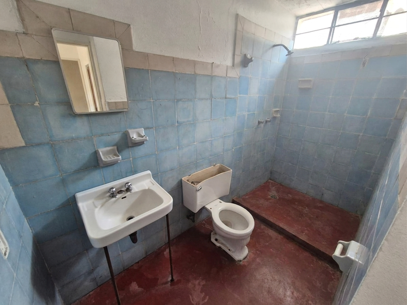 Yaquis 77 - Baño de Servicio.png
