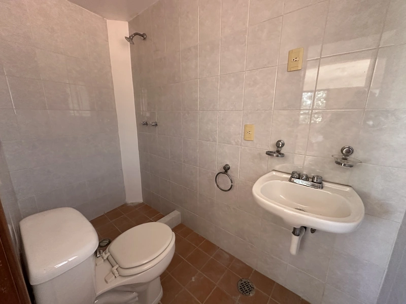 14 Baño tercer piso.jpg