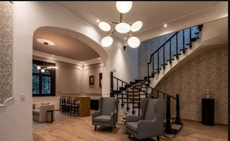 CR 315 LOBBY.JPG