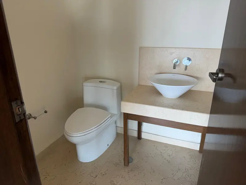 3 ) Baño Visitas .JPG