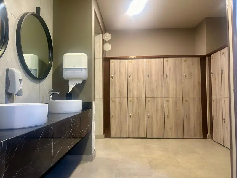 12.bañosgimnasio.jpeg
