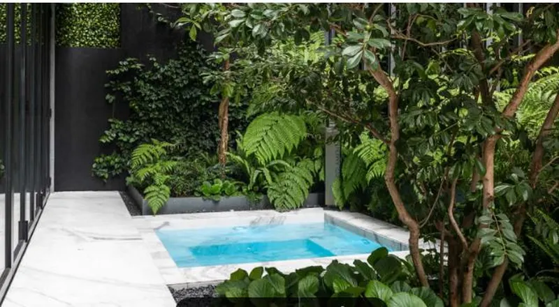 R- JACUZZI.JPG